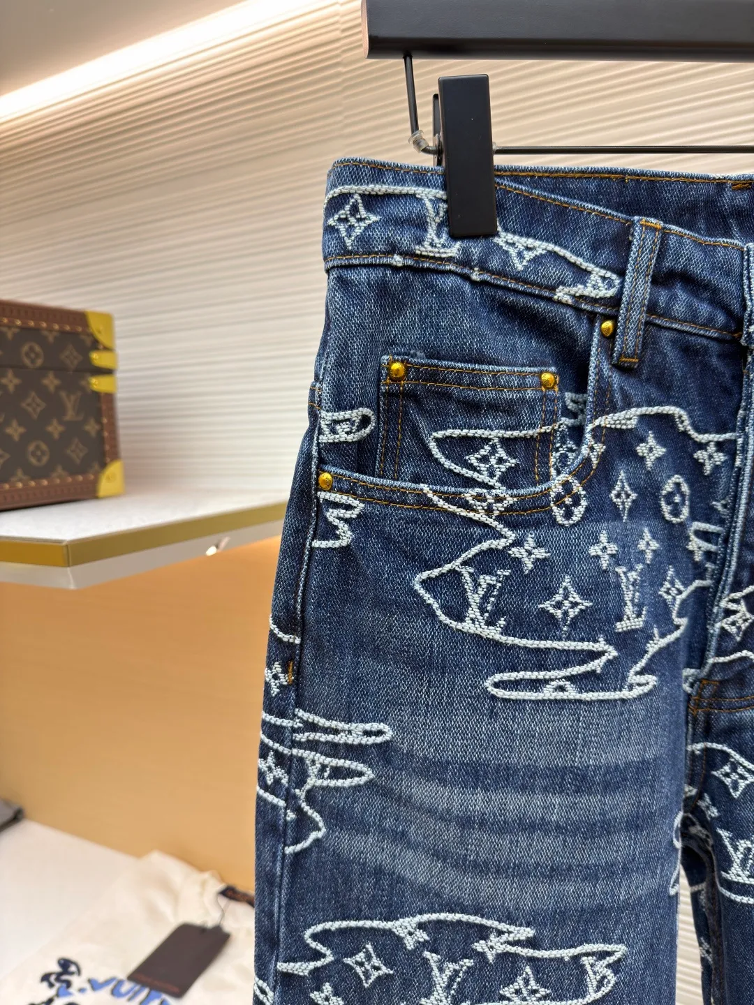 LOUIS VUITTON cloud jacquard patchwork jeans ●Original version: purchased and developed in 16013 ●Item number: 1681963-B40 ●Fabric: denim fabric ●Technology: jacquard production ●Color: blue ●Version: fitted version ●Weight: about 925 grams ●Size: S-M-L-XL ●Description: Made of 100% indigo washed denim, the Monogram logo is woven into the moire pattern through jacquard technology, giving it a retro and aged texture. The trousers are made of multiple pieces of fabric using hand-stitching techniques, and the edges of the cloud-like shape are reinforced with pearlescent rivets. It not only retains the five-pocket structure of work jeans, but also embellishes the back waist details with a nubuck Mini Damier label. The front is closed with pearl-textured buttons and zippers, and the fully lined design improves wearing comfort. The whole piece is sewn in an Italian workshop, combining retro aesthetics with luxurious craftsmanship details. The overall wiring is straight and delicate, the fabric is comfortable and soft, and the color is consistent without color difference. It can be matched with the same style to create a fashionable look and control various occasions. Customized accessories, complete with three standards, same style for men and women!